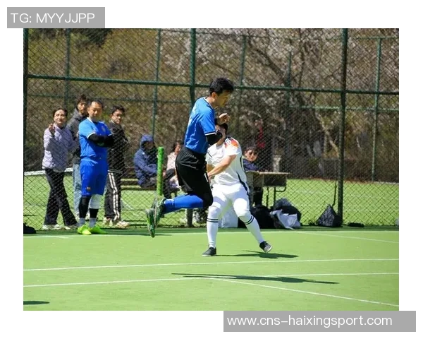 冬季寒风中追逐梦想足球场上的激情与温暖交织 冬季寒风中追逐梦想足球场上的激情与温暖交织